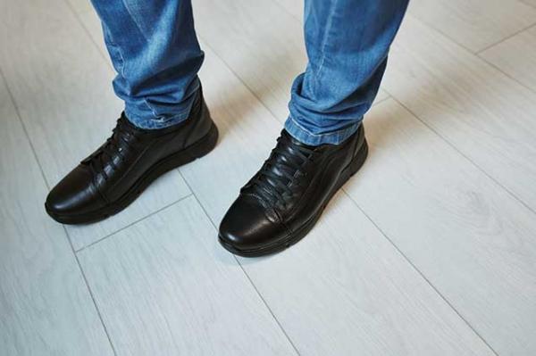 Кроссовки чёрные на чёрной подошве с тиснением на язычке - Обувная фабрика «IGORETII»