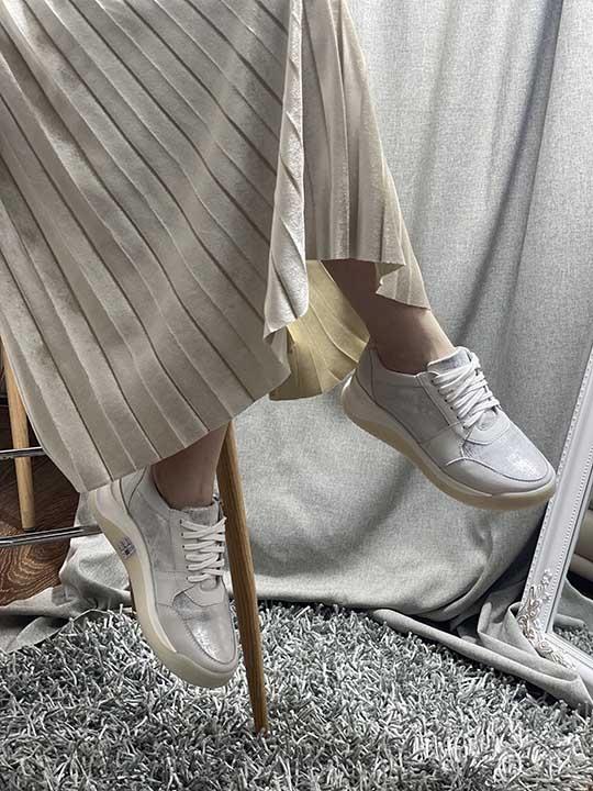 кроссовки  женские цвет белый вставка серебро на байке - Обувная фабрика «IGORETII»