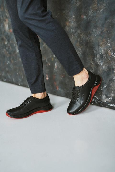 Кроссовки чёрные c красными вставками в подошве - Обувная фабрика «IGORETII»