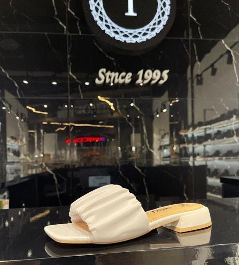 Шлепанцы женские цвет белый открытые - Обувная фабрика «IGORETII»