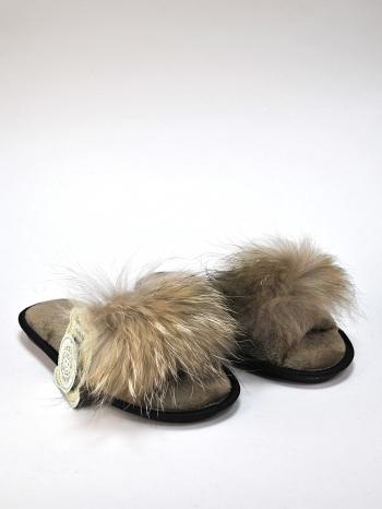 Тапочки из экомеха с бубоном коричневые - Обувная фабрика «ОвчинаТорг»