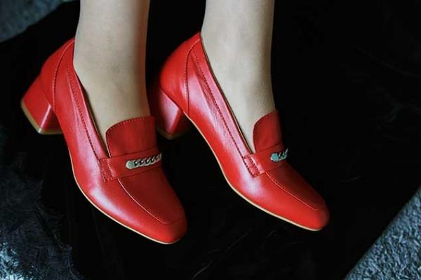 Туфли красные на каблуке с фурнитурой натуральная кожа. - Обувная фабрика «IGORETII»
