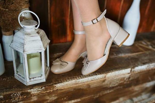 Туфли с ремешком на застёжке  бежевые с бабочкой - Обувная фабрика «IGORETII»