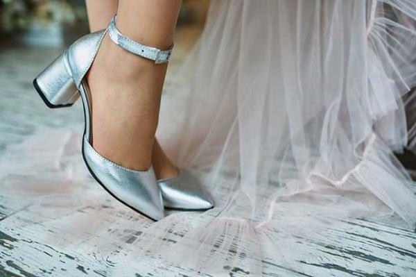 Туфли серебро с ремешком на застёжке с острым носом - Обувная фабрика «IGORETII»